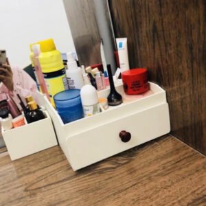 Kệ mỹ phẩm 25cm màu trắng núm gỗ đậm