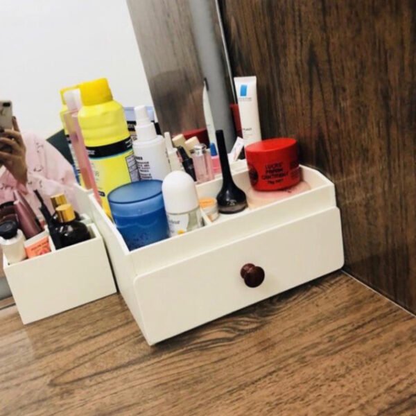 Kệ mỹ phẩm 25cm màu trắng núm gỗ đậm